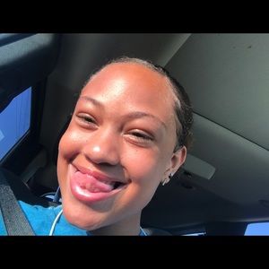 Meet your Posher, Loriah